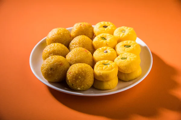 Indische Süßigkeiten bundi laddu oder motichur laddu und kesar pedha oder pera — Stockfoto