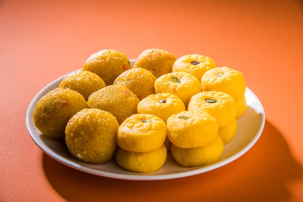 Indiase snoep bundi laddu of motichur laddu en kesar pedha of pera — Stockfoto