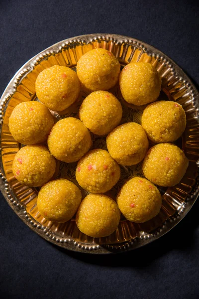 Индийские сладости Bundi laddu или motichur laddu или motichoor laddu, избирательный фокус — стоковое фото