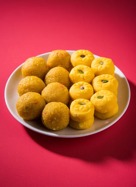 Indische Süßigkeiten bundi laddu oder motichur laddu und kesar pedha oder pera — Stockfoto
