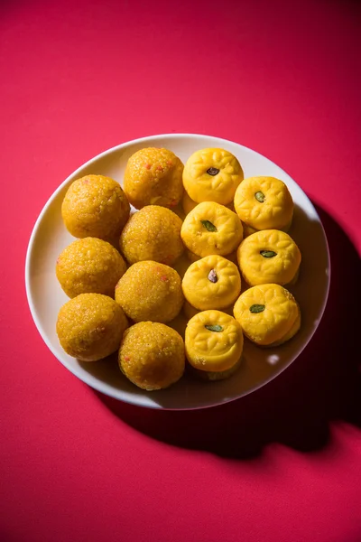 Dulces indios bundi laddu o motichur laddu y kesar pedha o pera —  Fotos de Stock