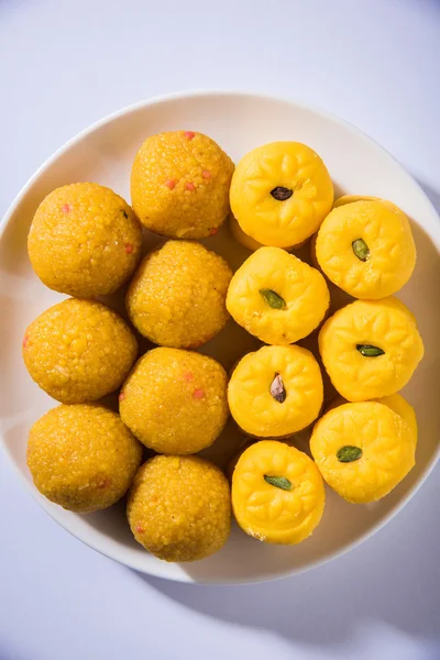 Indian sweets bundi laddu or motichur laddu and kesar pedha or pera — Stock Photo, Image