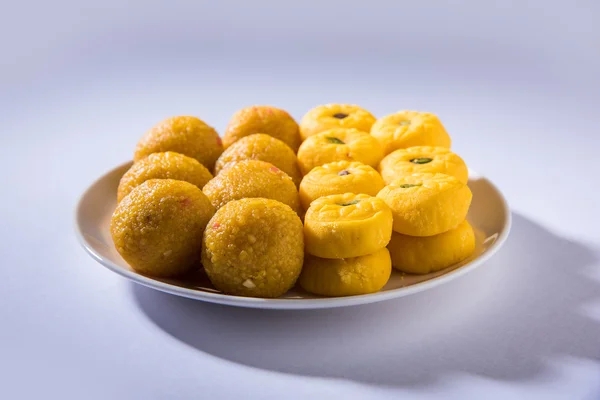 Indische Süßigkeiten bundi laddu oder motichur laddu und kesar pedha oder pera — Stockfoto