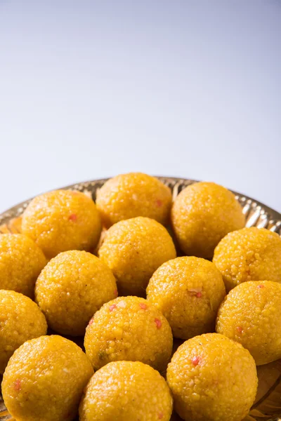 Stapel van Indiase zoete bundi laddu of motichur laddu gestapeld in een rode kom, selectieve aandacht — Stockfoto