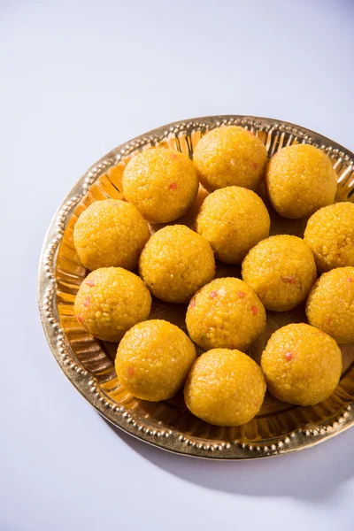 Tumpukan bundi laddu manis India atau motichur laddu ditumpuk dalam mangkuk merah, fokus selektif — Stok Foto