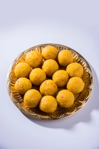 印度甜本迪 laddu 或 motichur laddu 桩堆放在一个红色的碗，选择性焦点 — 图库照片