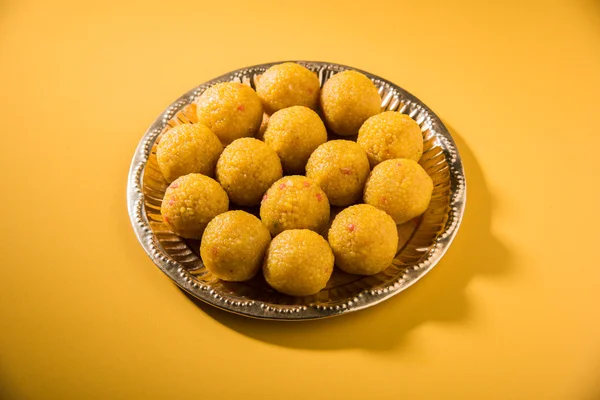 Stapel van Indiase zoete bundi laddu of motichur laddu gestapeld in een rode kom, selectieve aandacht — Stockfoto