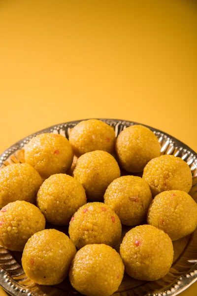 Haufen indischer Süßigkeiten laddu oder motichur laddu gestapelt in einer roten Schüssel, selektiver Fokus — Stockfoto