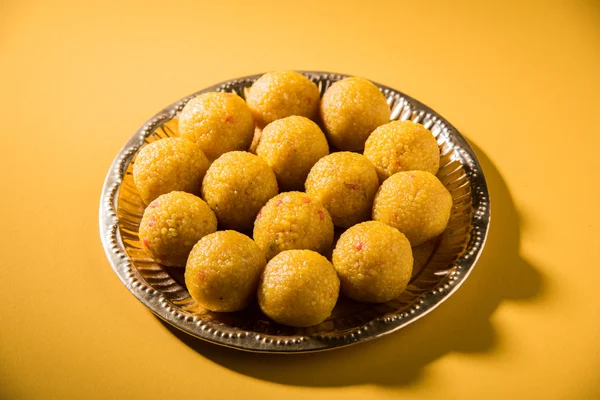 Σωρός από ινδική γλυκό Μπούντι laddu ή motichur laddu στοιβάζονται σε ένα κόκκινο μπολ, επιλεκτική εστίαση — Φωτογραφία Αρχείου
