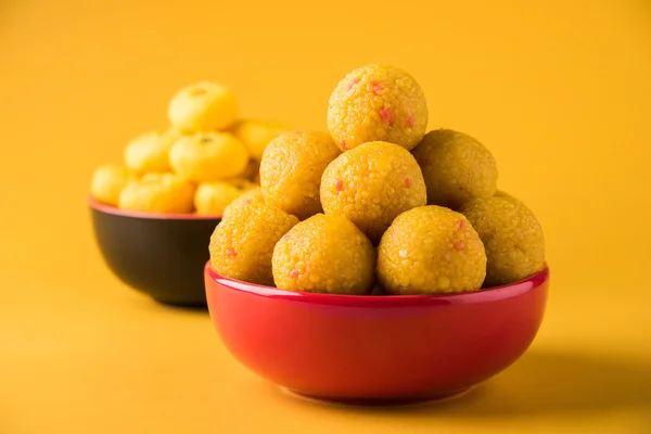 Pila de bundi laddu dulce indio o motichur laddu apilados en un tazón rojo, enfoque selectivo —  Fotos de Stock