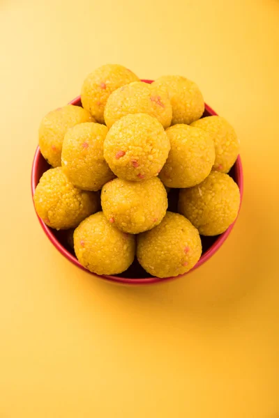 Haufen indischer Süßigkeiten laddu oder motichur laddu gestapelt in einer roten Schüssel, selektiver Fokus — Stockfoto