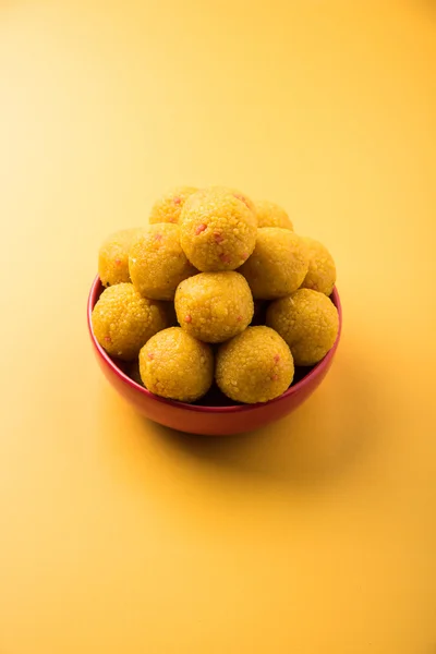 Pila de bundi laddu dulce indio o motichur laddu apilados en un tazón rojo, enfoque selectivo —  Fotos de Stock