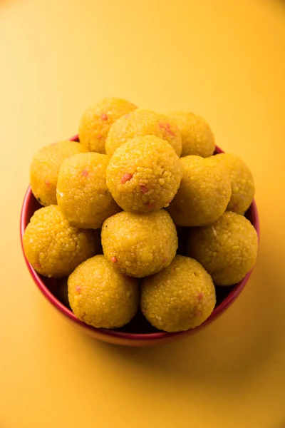 Mucchio di indiano dolce bundi laddu o motichur laddu impilati in una ciotola rossa, messa a fuoco selettiva — Foto Stock