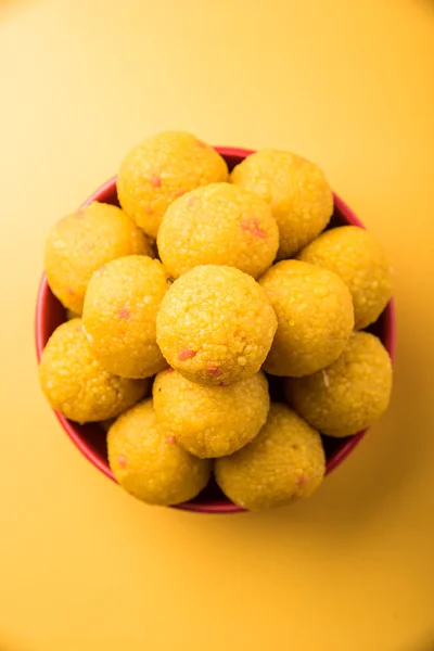 Pila de bundi laddu dulce indio o motichur laddu apilados en un tazón rojo, enfoque selectivo —  Fotos de Stock