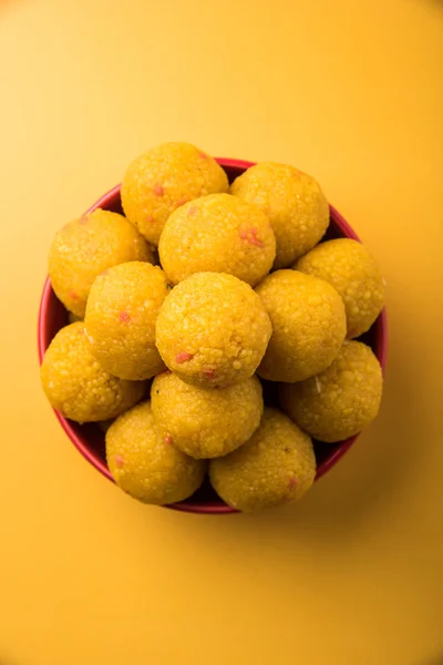 Σωρός από ινδική γλυκό Μπούντι laddu ή motichur laddu στοιβάζονται σε ένα κόκκινο μπολ, επιλεκτική εστίαση — Φωτογραφία Αρχείου