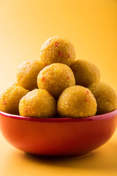 Haufen indischer Süßigkeiten laddu oder motichur laddu gestapelt in einer roten Schüssel, selektiver Fokus — Stockfoto