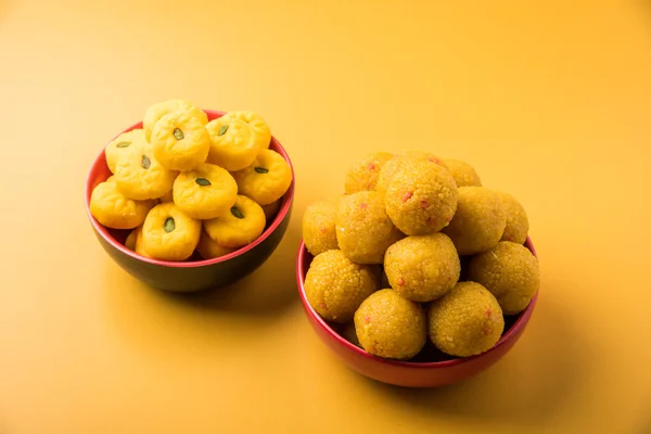 Pila de bundi laddu dulce indio o motichur laddu apilados en un tazón rojo, enfoque selectivo —  Fotos de Stock