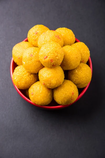 Haufen indischer Süßigkeiten laddu oder motichur laddu gestapelt in einer roten Schüssel, selektiver Fokus — Stockfoto