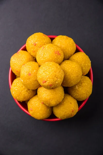 Stapel van Indiase zoete bundi laddu of motichur laddu gestapeld in een rode kom, selectieve aandacht — Stockfoto