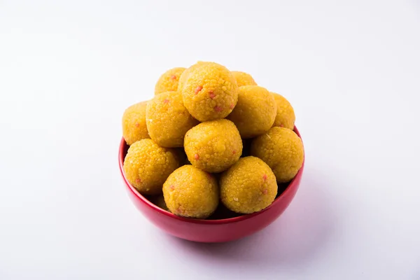 赤いボウル、選択と集中に積み上げられたインドの甘いブーンディー laddu または motichur laddu の山 — ストック写真