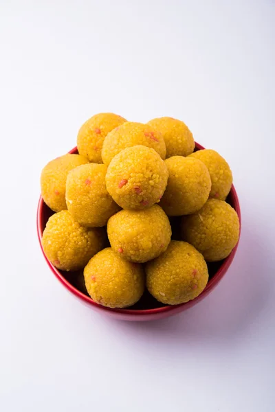 Pila de bundi laddu dulce indio o motichur laddu apilados en un tazón rojo, enfoque selectivo — Foto de Stock