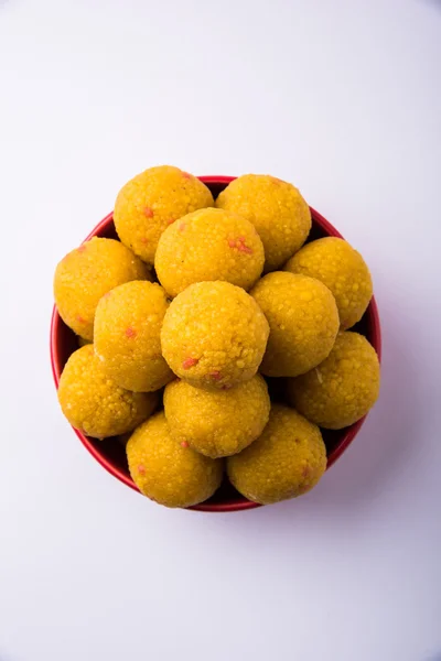 빨간 그릇, 선택적 초점에에서 인도 달콤한 bundi laddu 또는 motichur laddu의 더미 쌓아 — 스톡 사진
