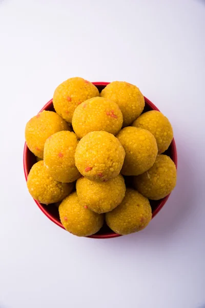 赤いボウル、選択と集中に積み上げられたインドの甘いブーンディー laddu または motichur laddu の山 — ストック写真