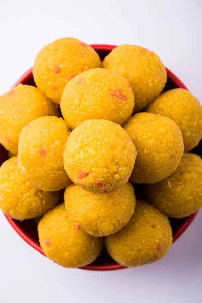 Haufen indischer Süßigkeiten laddu oder motichur laddu gestapelt in einer roten Schüssel, selektiver Fokus — Stockfoto