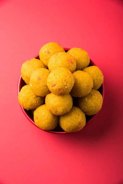 Pila de bundi laddu dulce indio o motichur laddu apilados en un tazón rojo, enfoque selectivo —  Fotos de Stock