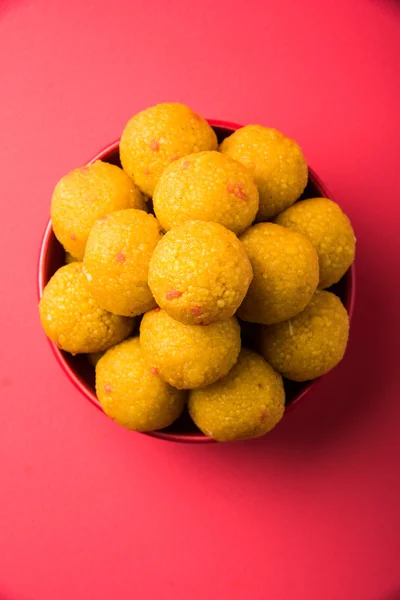 Tumpukan bundi laddu manis India atau motichur laddu ditumpuk dalam mangkuk merah, fokus selektif — Stok Foto
