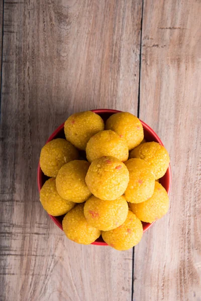 印度甜点本迪 laddu 或 motichur laddu 或 motichoor laddu，选择性焦点 — 图库照片