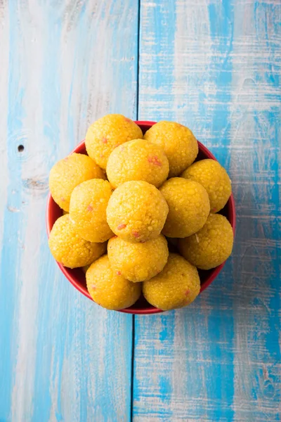 印度甜点本迪 laddu 或 motichur laddu 或 motichoor laddu，选择性焦点 — 图库照片