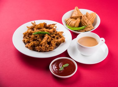 Hint favori snack soğan bhaji veya soğan pakoda veya kanda bhaji ve samosa, domates ketçap ve sıcak çay ile servis
