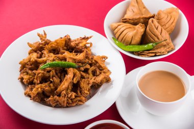 Hint favori snack soğan bhaji veya soğan pakoda veya kanda bhaji ve samosa, domates ketçap ve sıcak çay ile servis