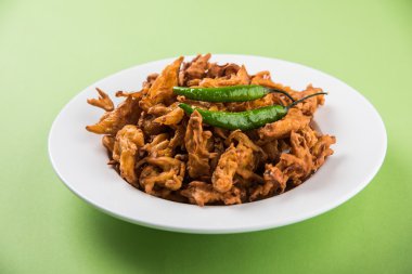 Soğan Bhajis kızarmış yeşil biber ve domates ketçap ile görev yaptı.