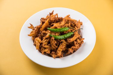 Soğan Bhajis kızarmış yeşil biber ve domates ketçap ile görev yaptı.