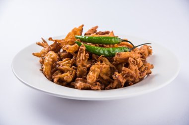 Çıtır soğan bhaji veya kanda bhaji veya kızarmış soğan pakore veya pakode, lezzetli sokak gıda, favori Hint aperatif muson içinde sıcak çay ile servis