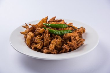 Çıtır soğan bhaji veya kanda bhaji veya kızarmış soğan pakore veya pakode, lezzetli sokak gıda, favori Hint aperatif muson içinde sıcak çay ile servis