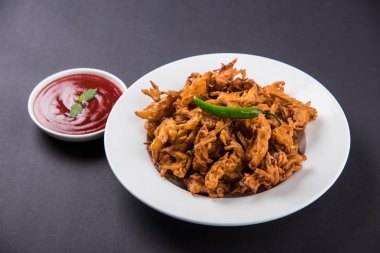 Çıtır soğan bhaji veya kanda bhaji veya kızarmış soğan pakore veya pakode, lezzetli sokak gıda, favori Hint aperatif muson içinde sıcak çay ile servis