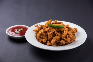 Çıtır soğan bhaji veya kanda bhaji veya kızarmış soğan pakore veya pakode, lezzetli sokak gıda, favori Hint aperatif muson içinde sıcak çay ile servis