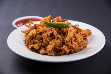 Çıtır soğan bhaji veya kanda bhaji veya kızarmış soğan pakore veya pakode, lezzetli sokak gıda, favori Hint aperatif muson içinde sıcak çay ile servis