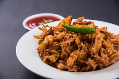 Çıtır soğan bhaji veya kanda bhaji veya kızarmış soğan pakore veya pakode, lezzetli sokak gıda, favori Hint aperatif muson içinde sıcak çay ile servis