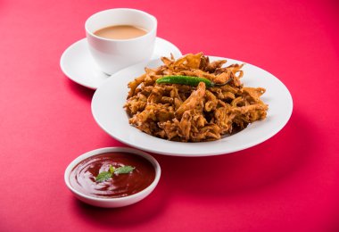 Çıtır soğan bhaji veya kanda bhaji veya kızarmış soğan pakore veya pakode, lezzetli sokak gıda, favori Hint aperatif muson içinde sıcak çay ile servis