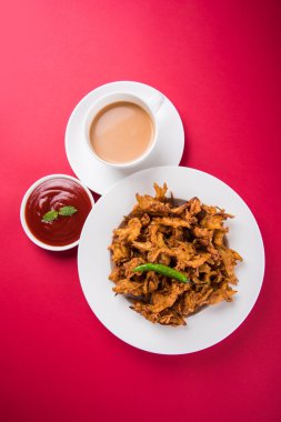 Çıtır soğan bhaji veya kanda bhaji veya kızarmış soğan pakore veya pakode, lezzetli sokak gıda, favori Hint aperatif muson içinde sıcak çay ile servis