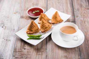 Çıtır soğan bhaji veya kanda bhaji veya kızarmış soğan pakore veya pakode, lezzetli sokak gıda, favori Hint aperatif muson içinde sıcak çay ile servis