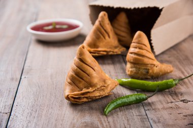 Çıtır soğan bhaji veya kanda bhaji veya kızarmış soğan pakore veya pakode, lezzetli sokak gıda, favori Hint aperatif muson içinde sıcak çay ile servis