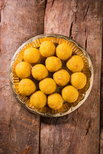 Индийские сладости Bundi laddu или motichur laddu или motichoor laddu, избирательный фокус — стоковое фото