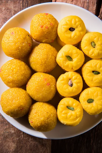 Indyjskie słodycze bundi laddu lub motichur laddu i kesar pedha lub pera — Zdjęcie stockowe
