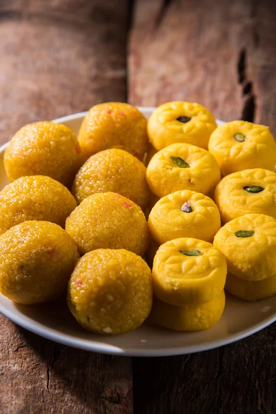 Indyjskie słodycze bundi laddu lub motichur laddu i kesar pedha lub pera — Zdjęcie stockowe