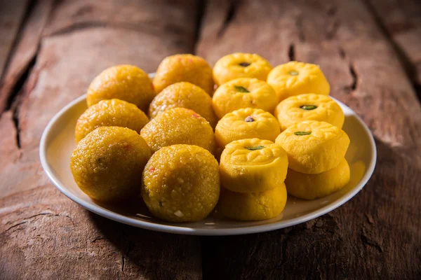 Indiase snoep bundi laddu of motichur laddu en kesar pedha of pera — Stockfoto